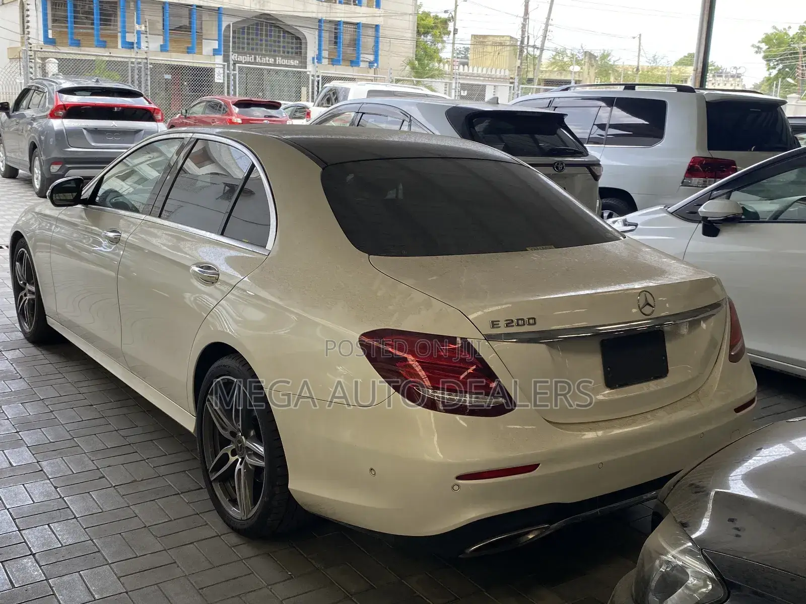 Mercedes-Benz E200 2018 Off white