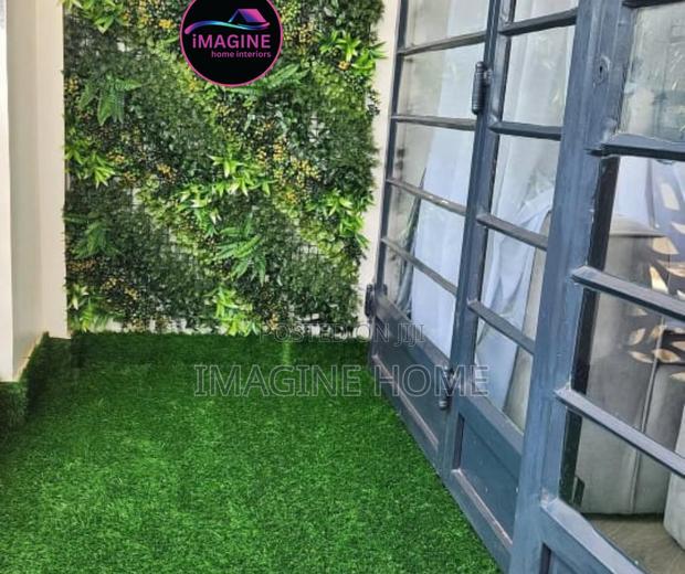 Unique Wall Hedges With Grass Carpet