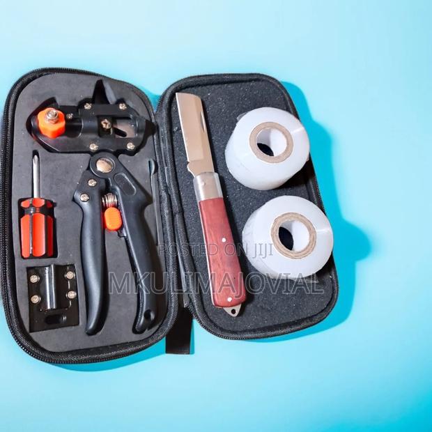Grafting Tool Set With Extra Blades - main view