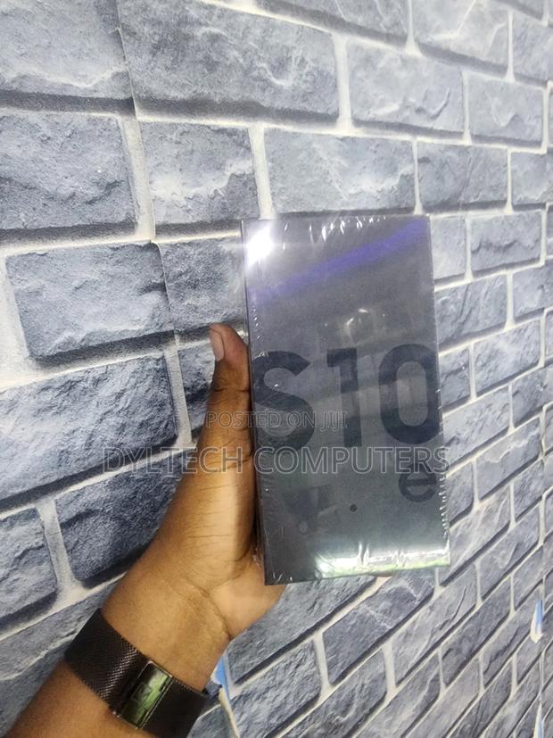New Samsung Galaxy S10e 128 GB Black