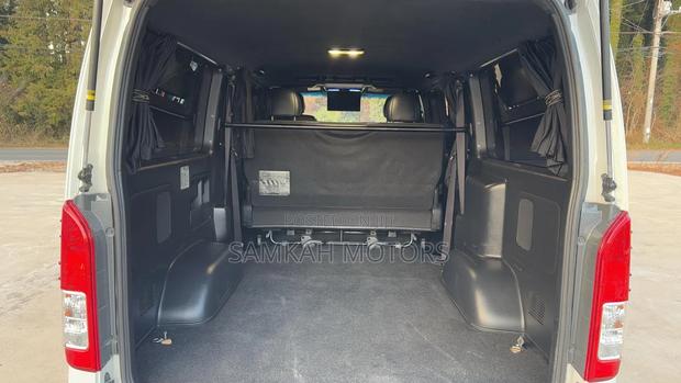 Toyota HiAce 2019 White - thumbnail 10