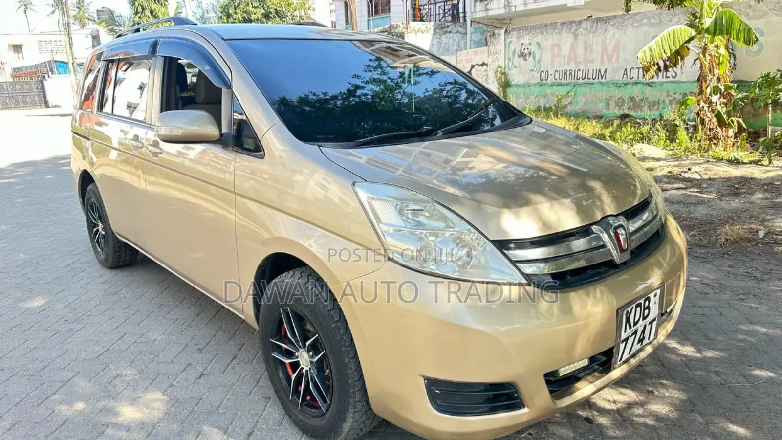 Toyota ISIS 2014 Beige