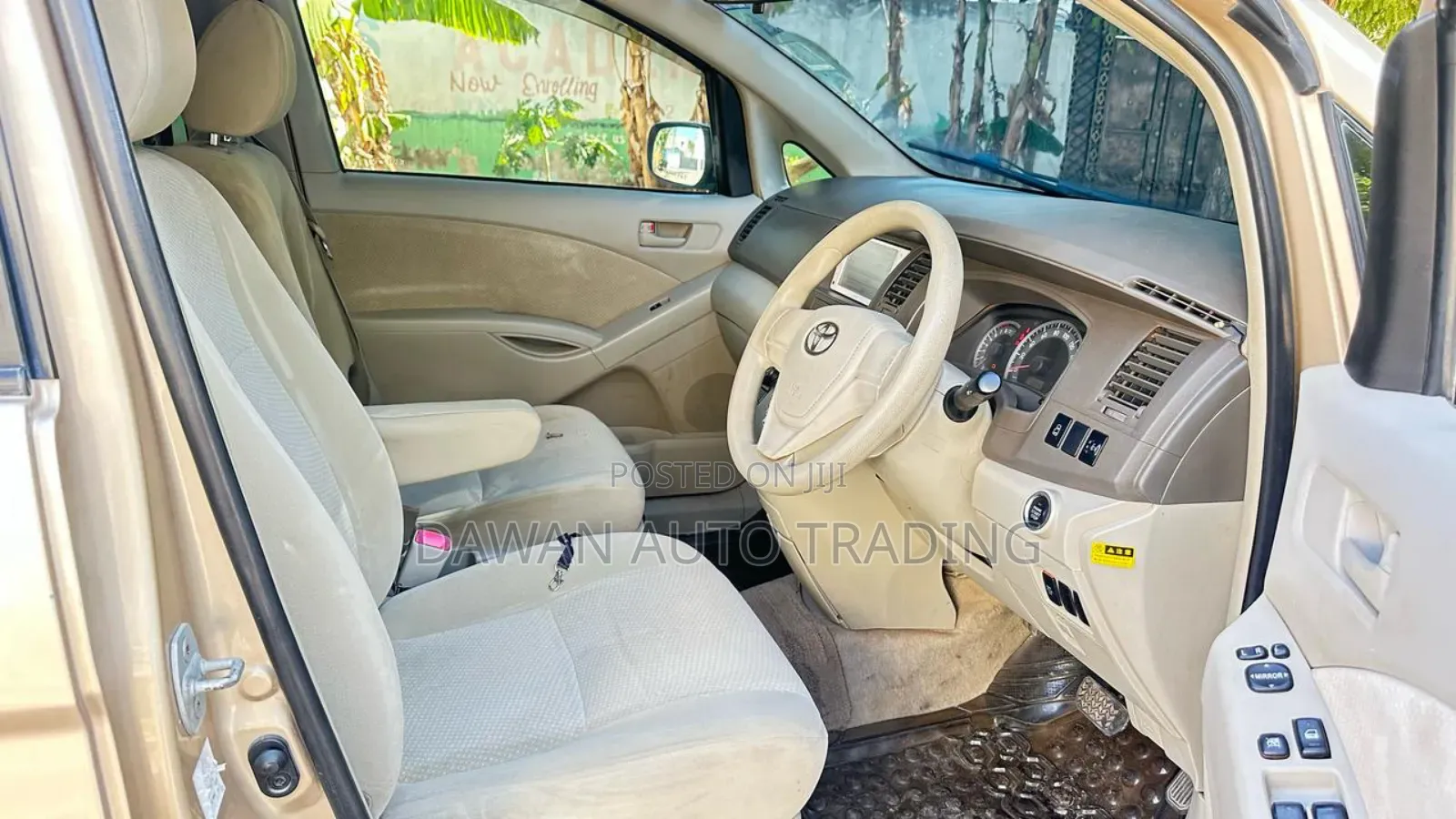 Toyota ISIS 2014 Beige