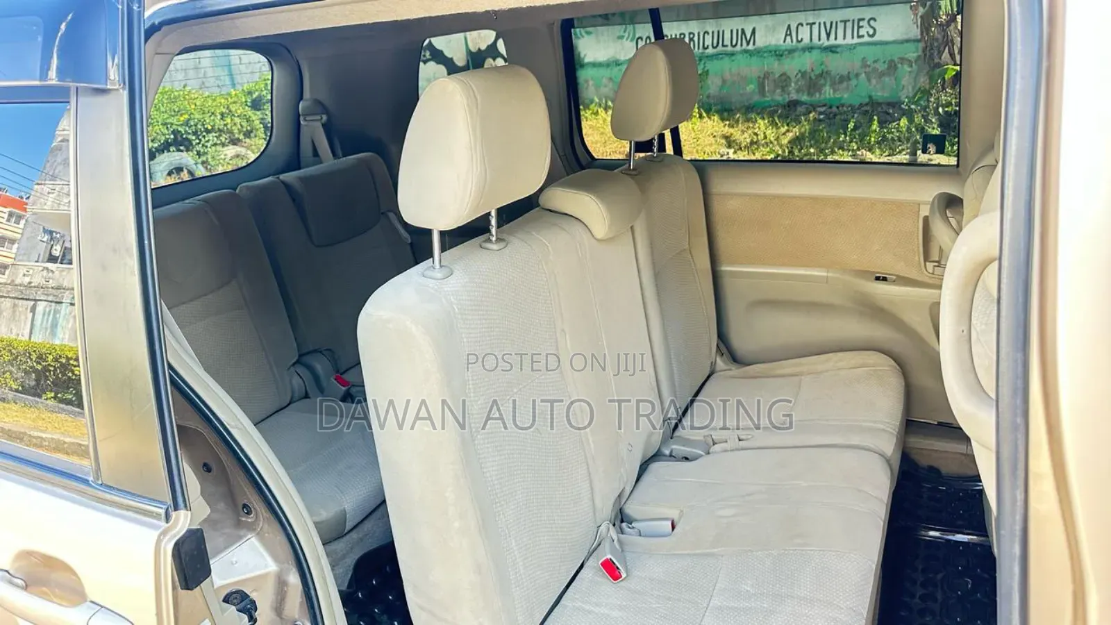 Toyota ISIS 2014 Beige
