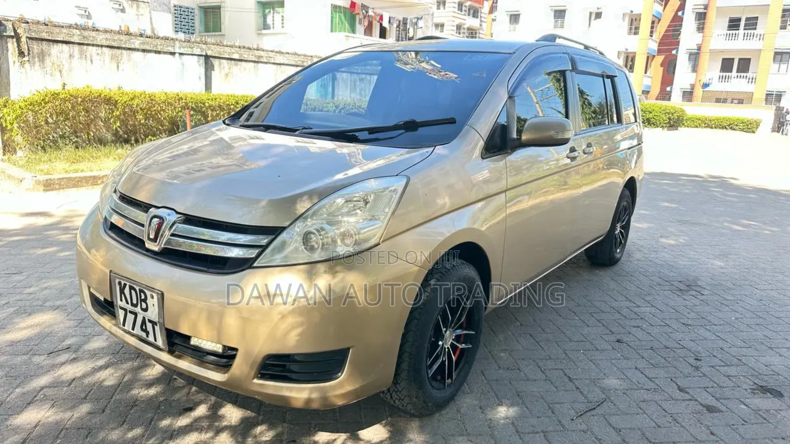 Toyota ISIS 2014 Beige