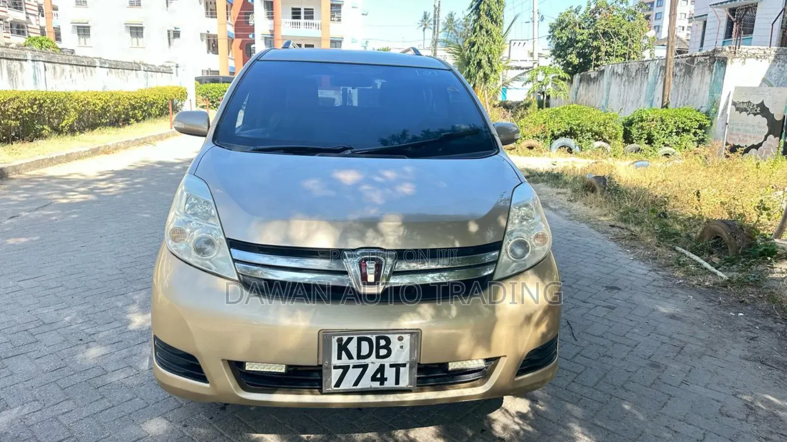 Toyota ISIS 2014 Beige