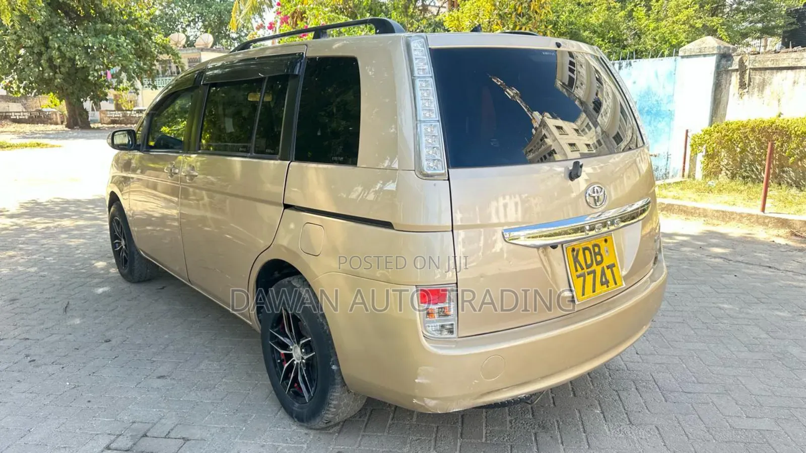 Toyota ISIS 2014 Beige