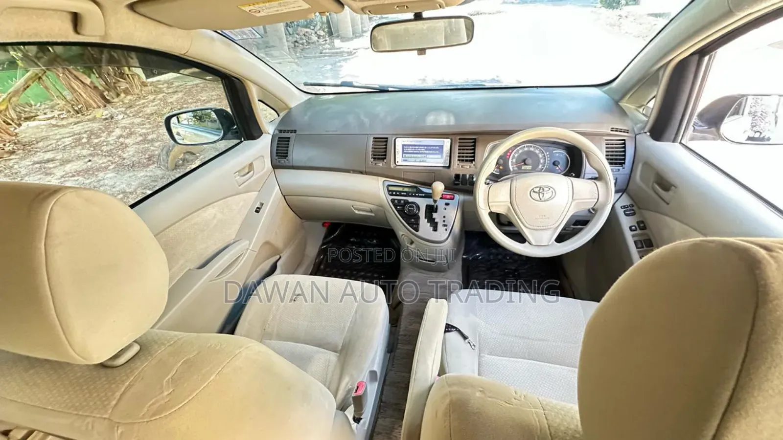 Toyota ISIS 2014 Beige