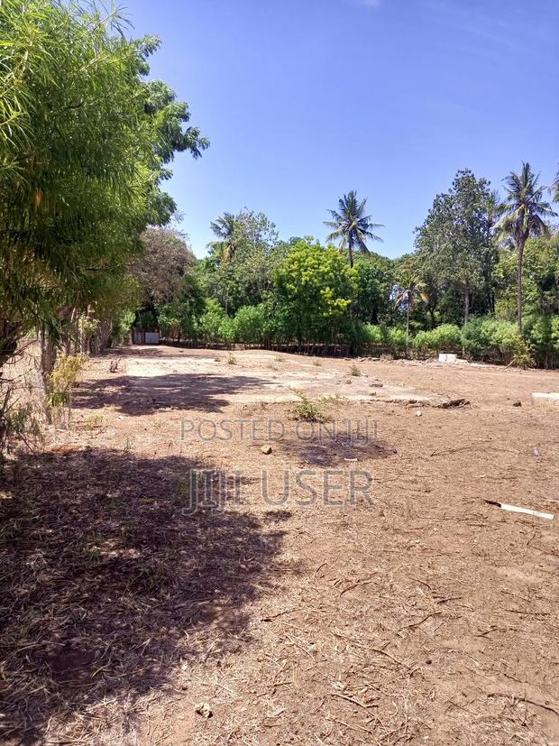 1 Acre for Sale in Kanamai at 8m