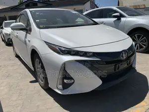 Toyota Prius One 2018 Pearl