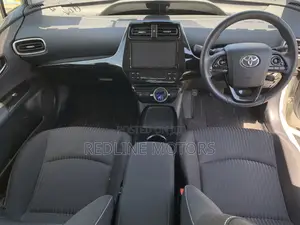 Toyota Prius One 2018 Pearl