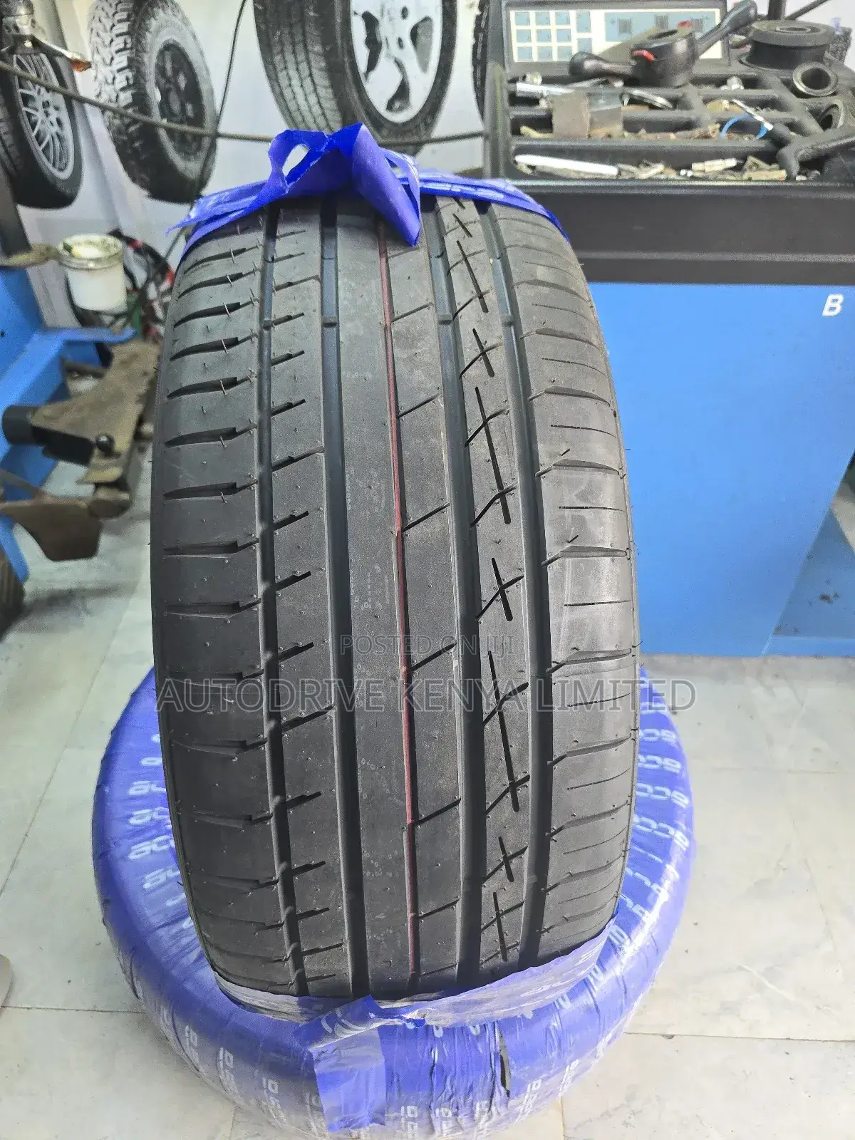 315/40r21 Accelera Tire