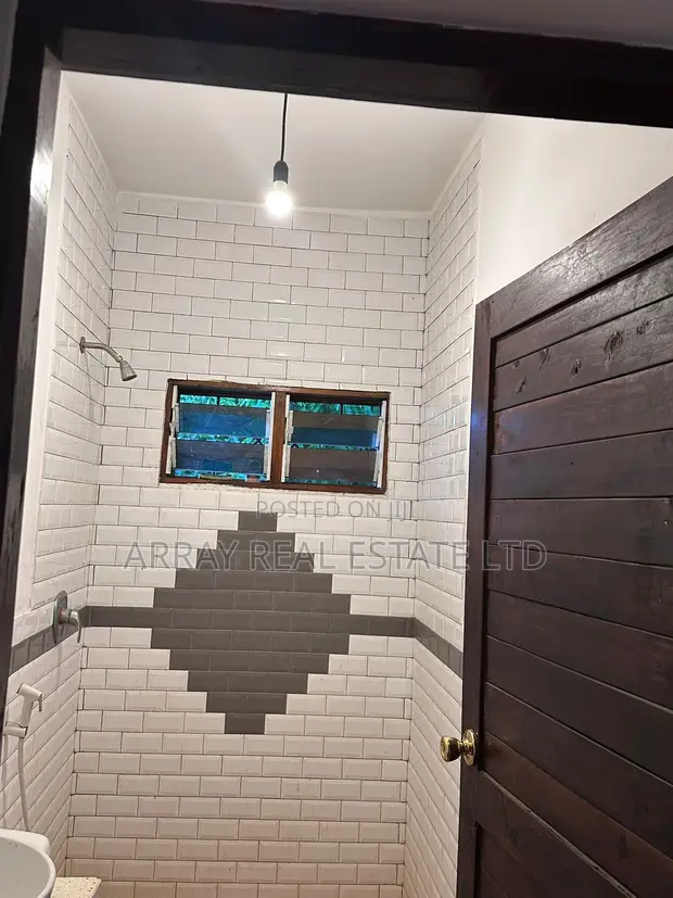 4bdrm House in Four Bedroom Flat, Town Centre for sale
