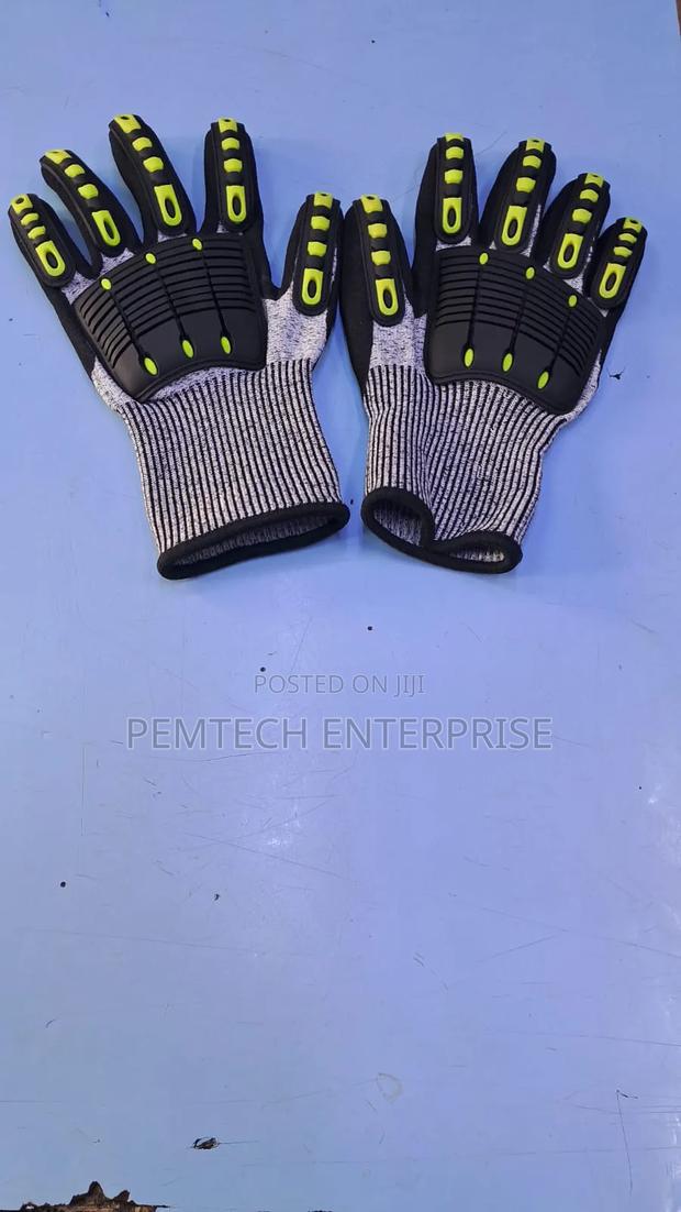 Heavy Duty Safety Gloves - thumbnail 4