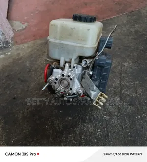 Toyota V8 200 Series Brake Booster ( Master Cylinder)