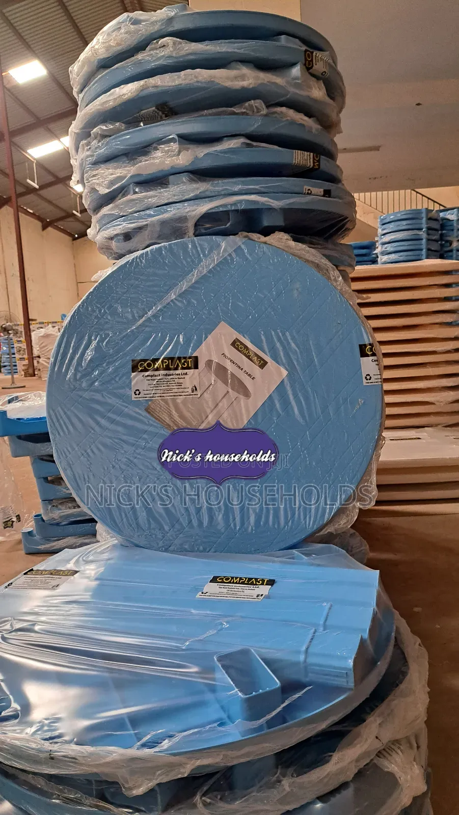 Round Plastic Table With a Detachable Plastic Legs