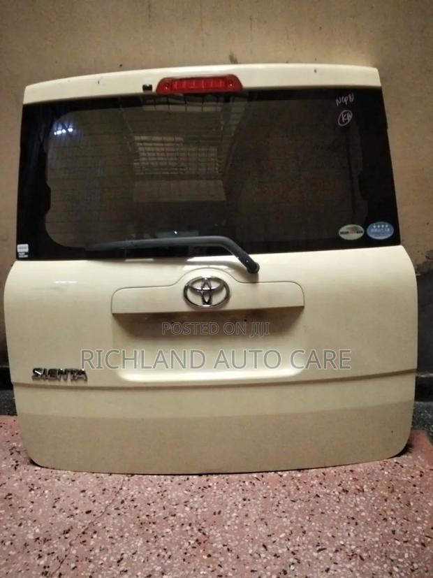 Toyota Sienta Boot - main view