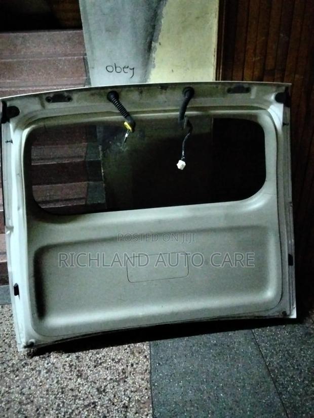 Toyota Isis Boot Anm15/Znm10 - main view