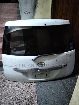 Toyota Isis Boot Anm15/Znm10