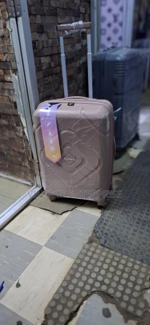 Single Unbreakable Suitcase - main view