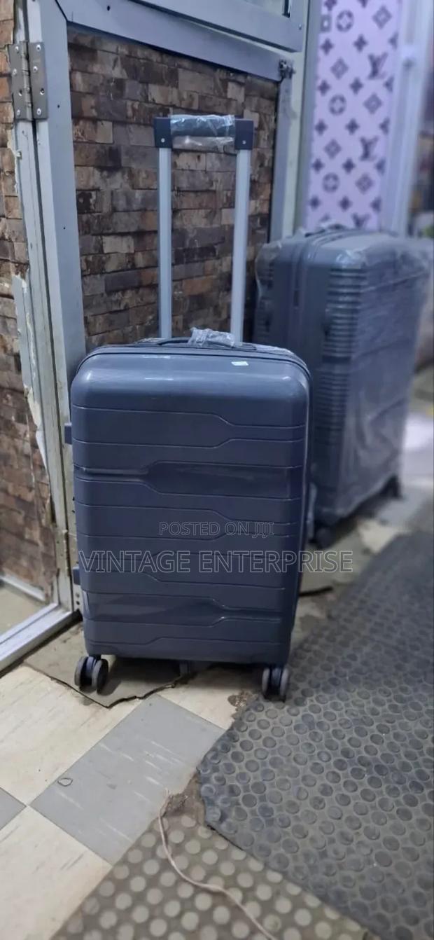 Single Unbreakable Suitcase - thumbnail 2