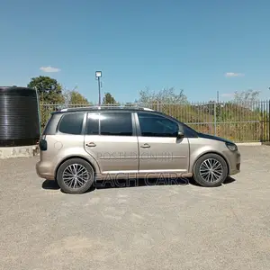 Volkswagen Touran 2014 Gold