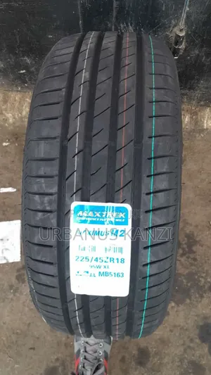 225/45 Zr18 Maxtrek Tyre