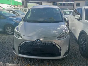 Toyota Sienta 2019 Silver