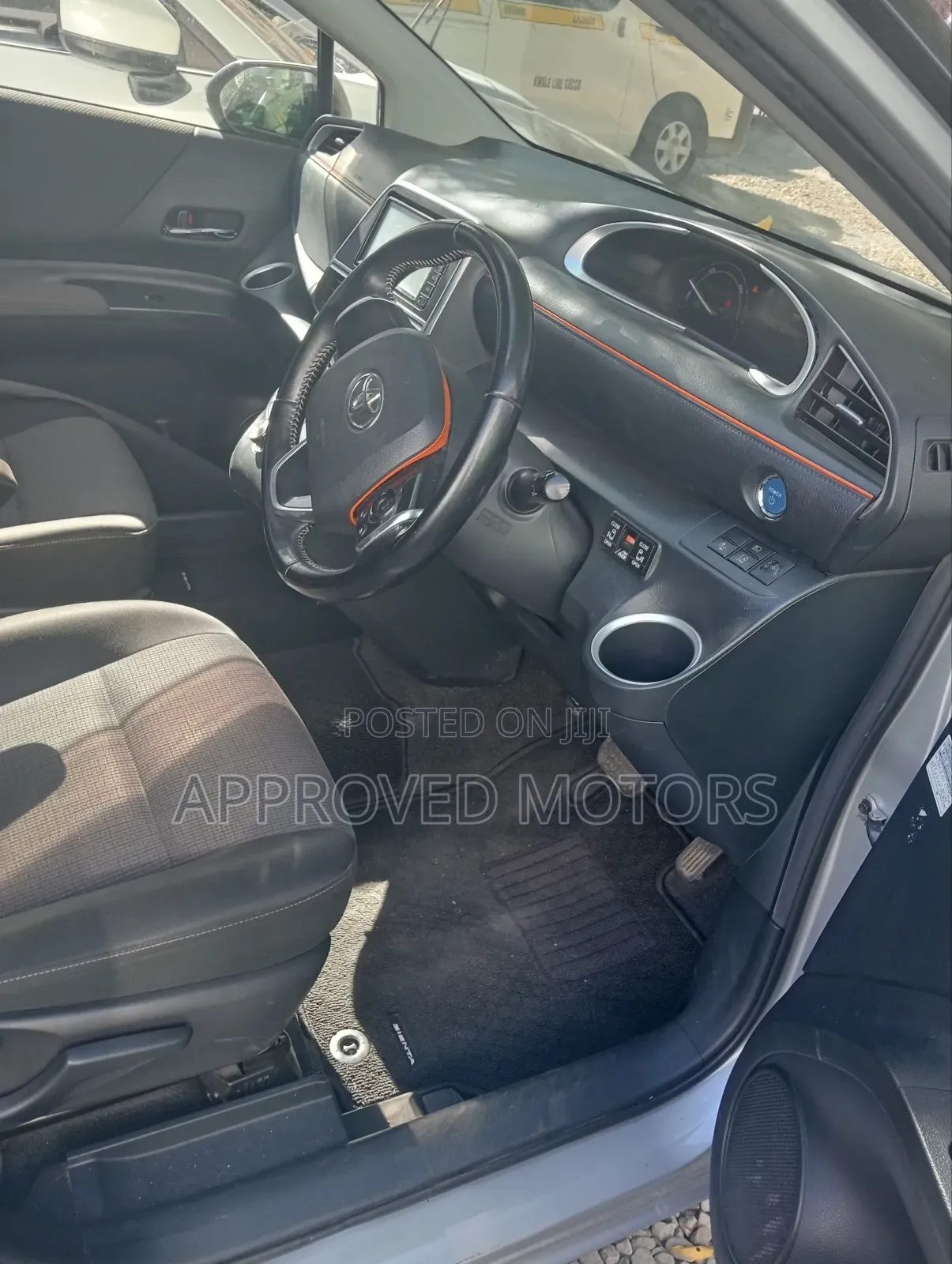 Toyota Sienta 2019 Silver