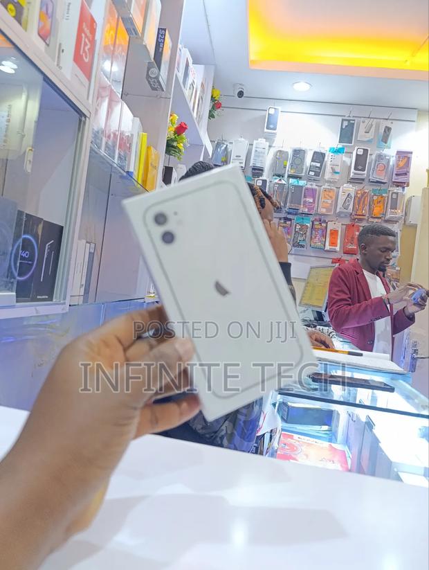 New Apple iPhone 11 128 GB White - main view