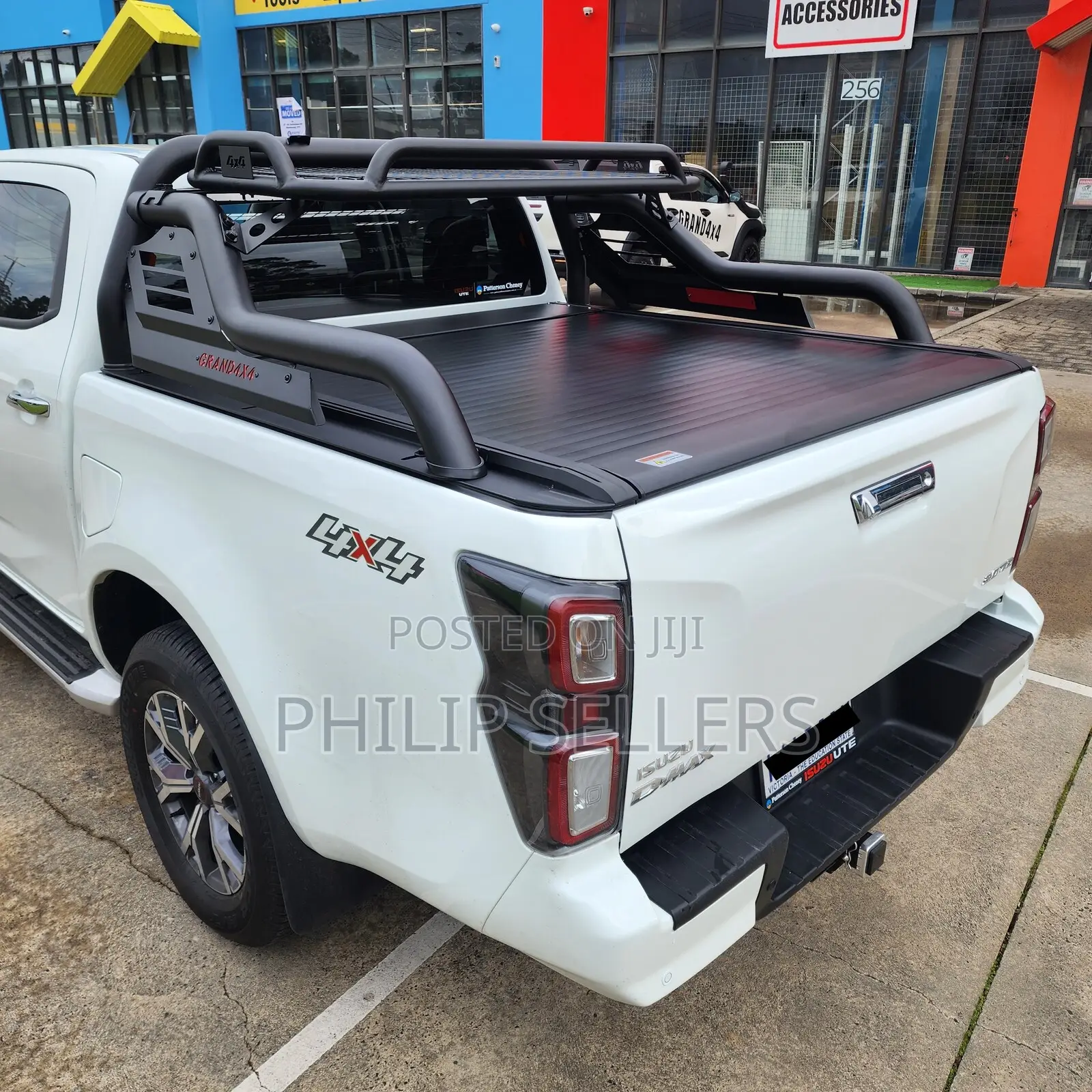 Night Fury Rollbar With a Roof Basket