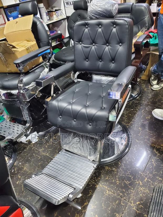 Button Kingsize Vip Barber Chair - main view