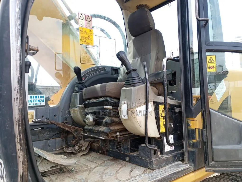 JCB Js 220lc Escavator
