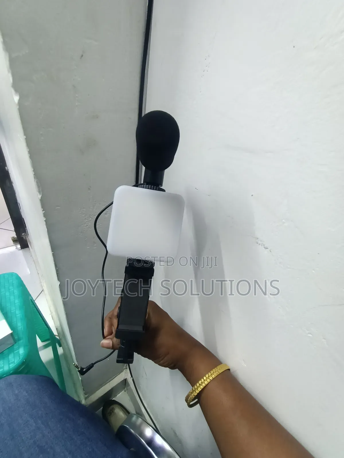 One Hand Grip With a Blue Tooth Shatter Led Light