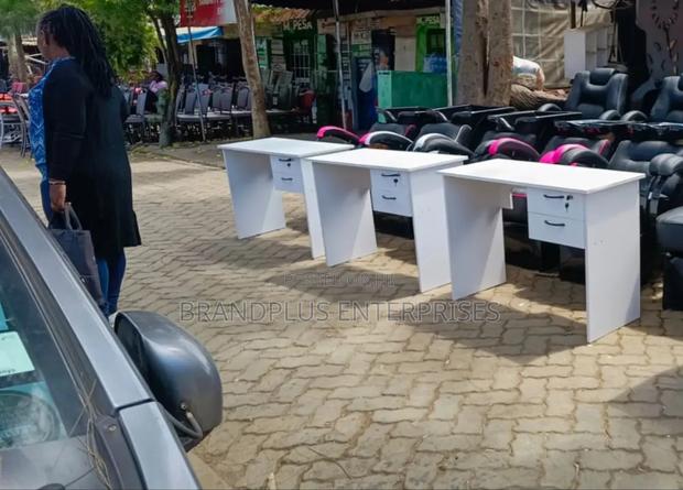 Manicure Table - main view