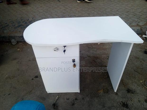 Manicure Table - main view