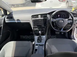 Volkswagen Golf TSI S FWD 2018 White