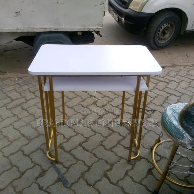 Manicure Table - main view