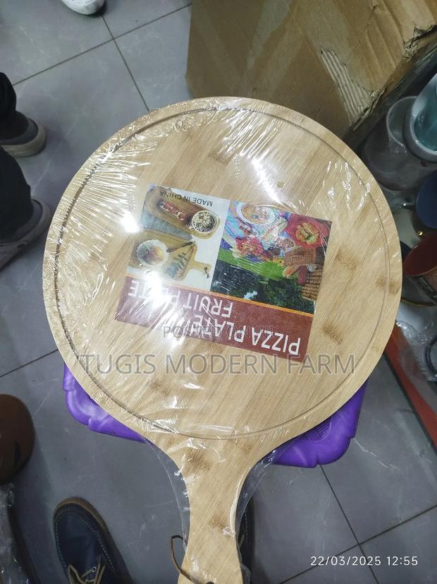 Round Pizza Board With Handle - main view
