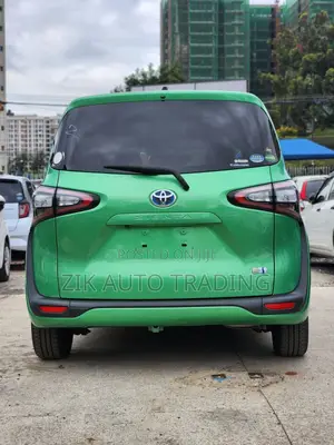 Toyota Sienta 2017 Green