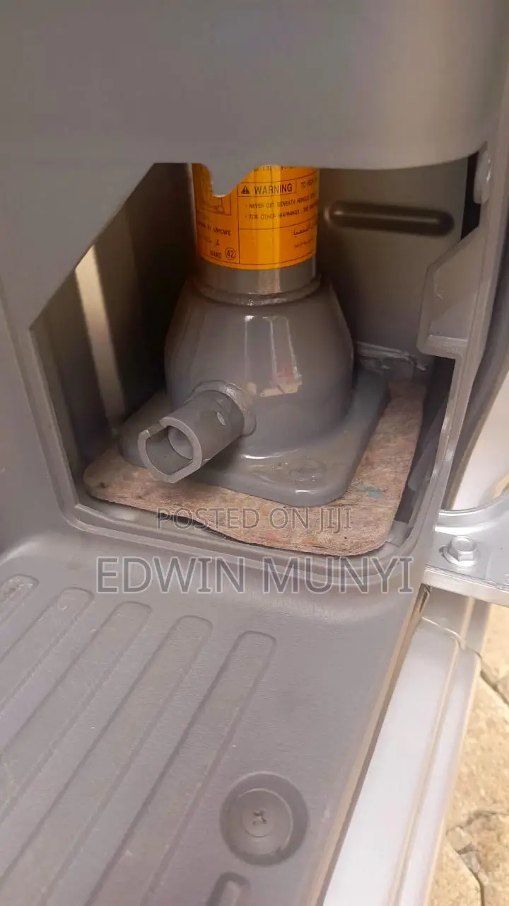 Nissan Caravan (Urvan) 2018 Silver