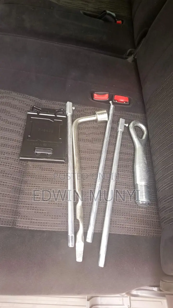Nissan Caravan (Urvan) 2018 Silver