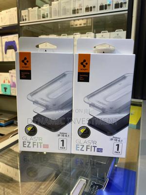 iPhone 16 Spigen Tempered Glass Screen Protector Privacy - thumbnail 2