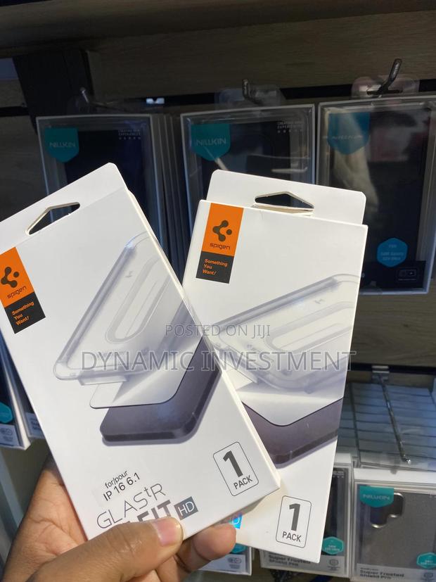 iPhone 16 6.1 Spigen Tempered Glass Screen Protector - thumbnail 2