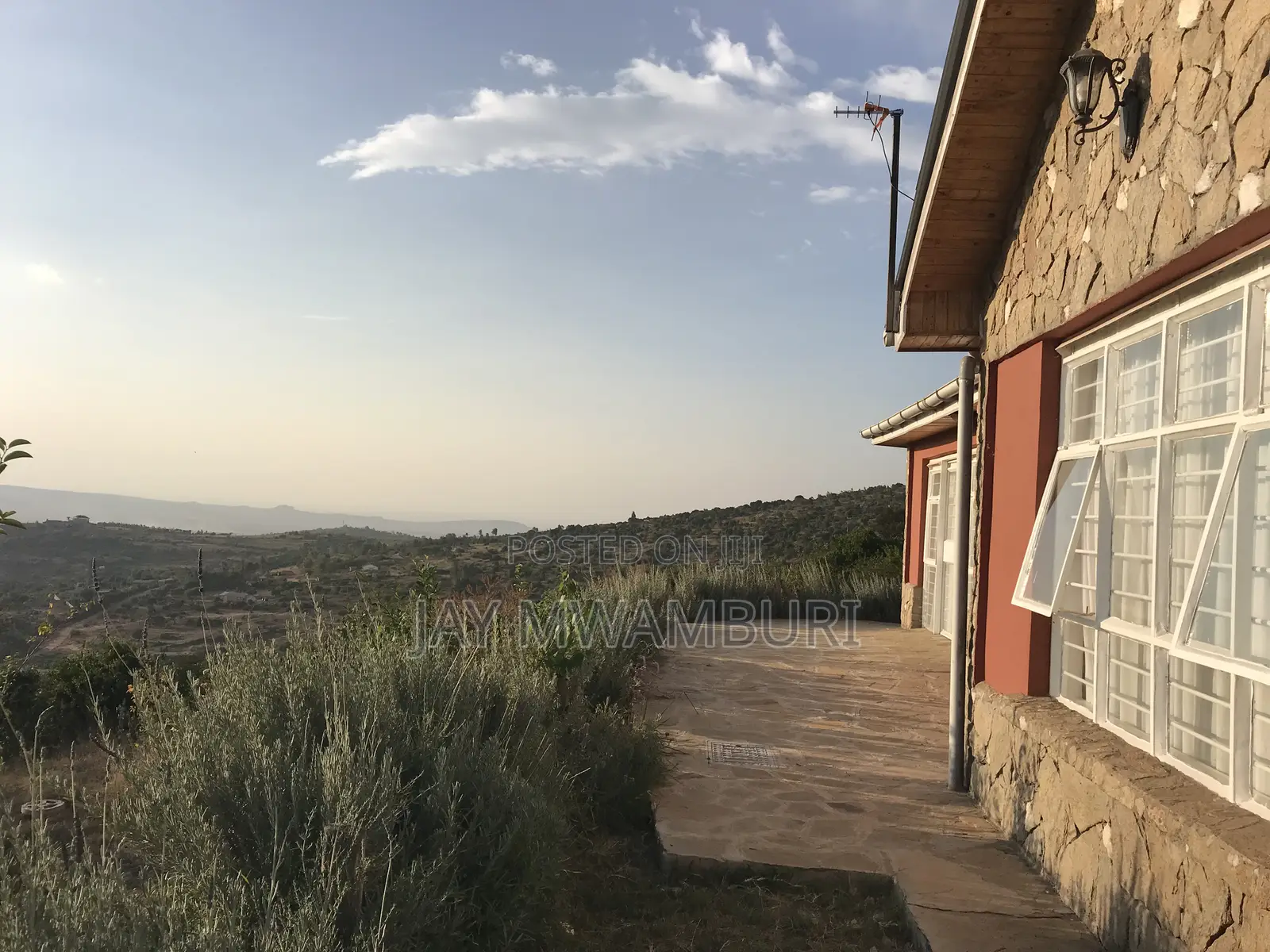 5 Acres Mua Hills With Cottages