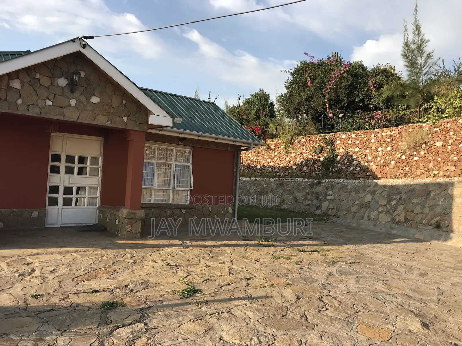5 Acres Mua Hills With Cottages