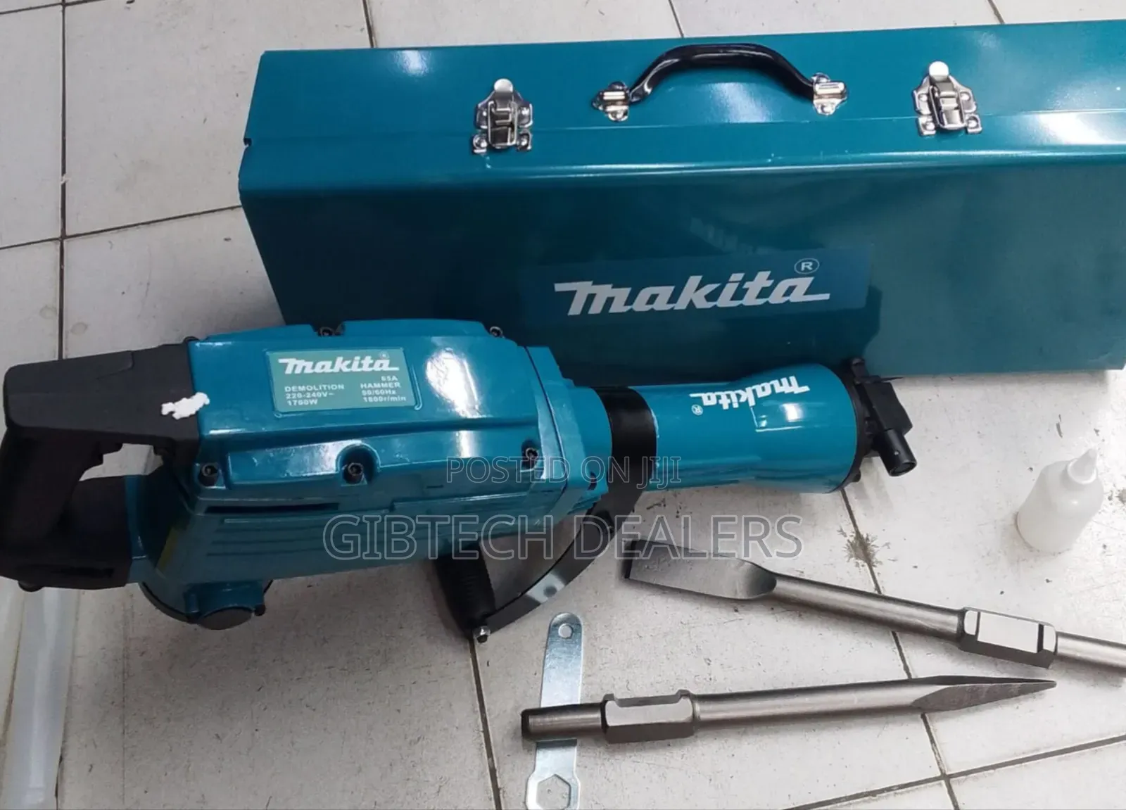 Makita 1700w Powerstrike Demolition Breaker Kit