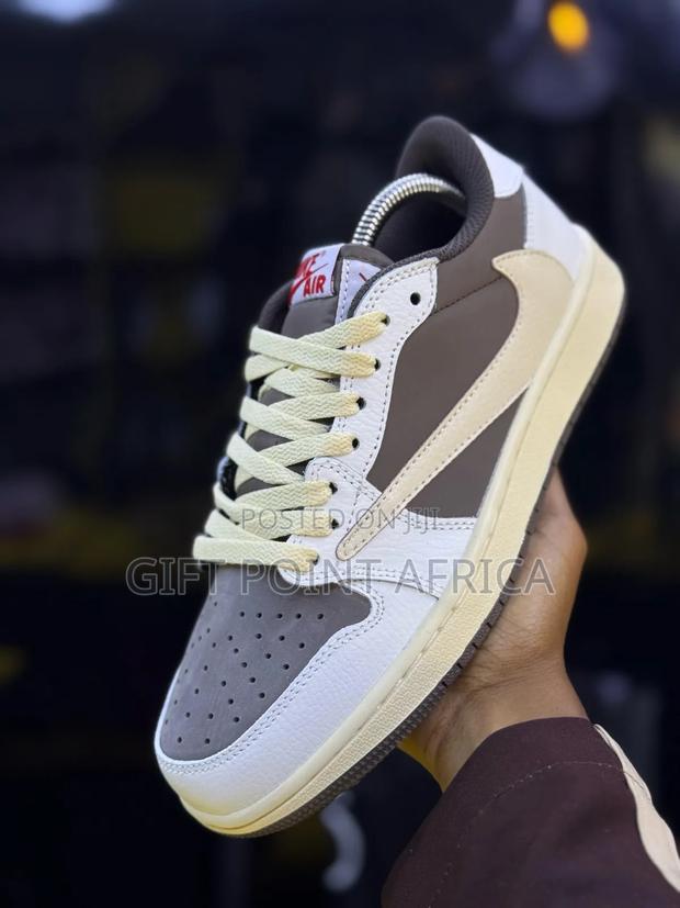 Air Jordan 1 Low X Travis Scott "Reverse Mocha" - thumbnail 3