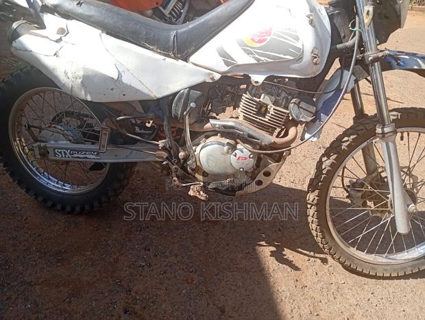 Motorcycle 2010 White - thumbnail 3