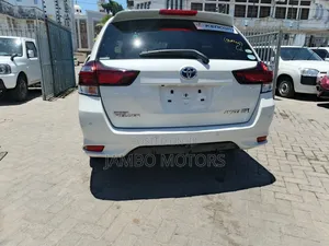 Toyota Corolla Fielder 1.5 Hybrid FWD 2019 White